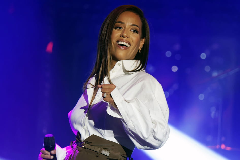 Amel Bent, lumineuse avec son grain de peau plumpy