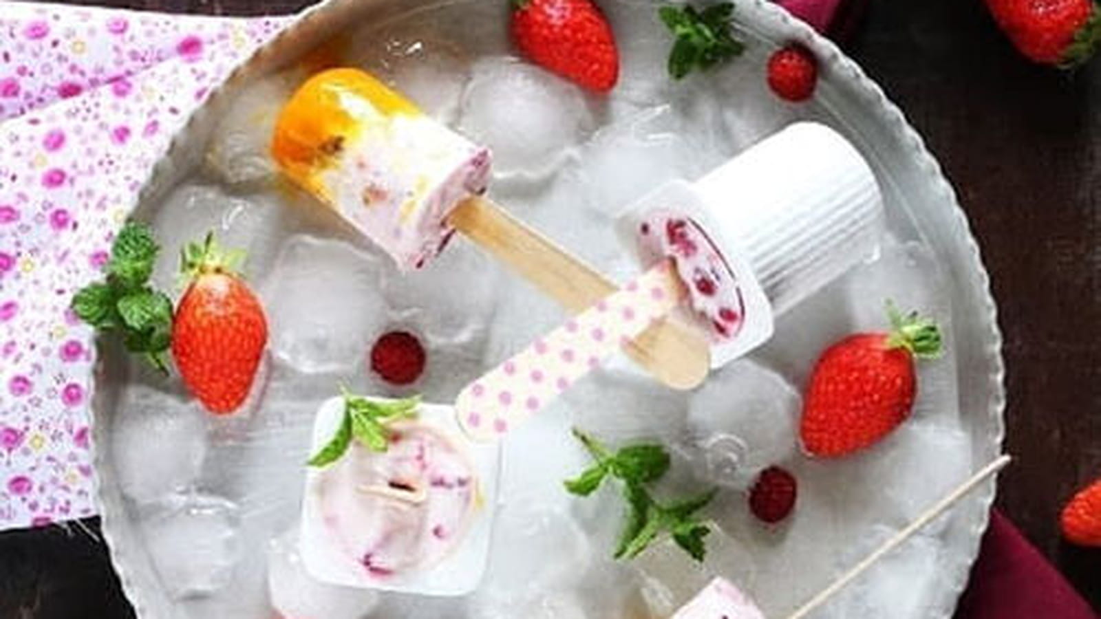 Petits-suisses glacés aux fruits rouges et coulis de mangue