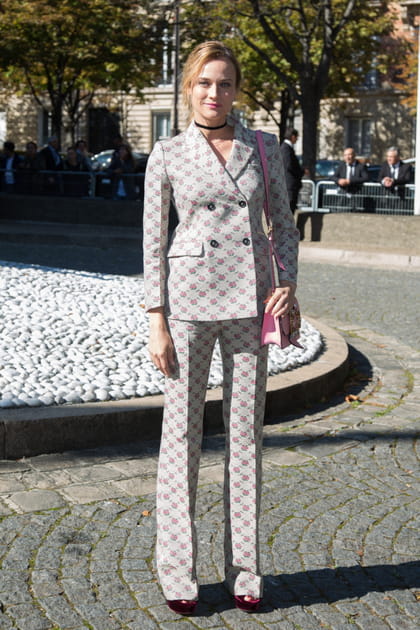 Diane Kruger en tailleur gris fleuri