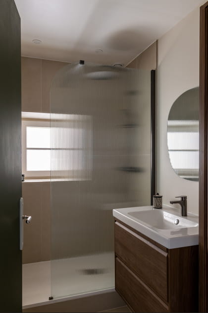 Apr&egrave;s&nbsp;: un douche toute en transparence dans la pi&egrave;ce d'eau