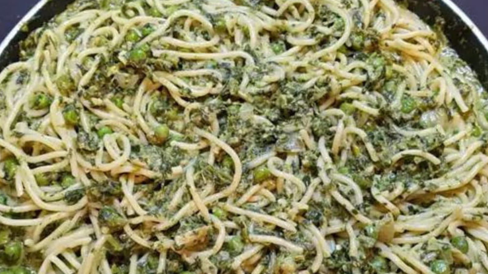 Spaghetti en sauce crémeuse aux épinards et petits pois