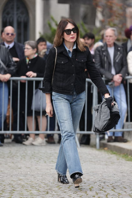 Elsa Zylberstein arrive aux obsèques d'Emilie Dequenne