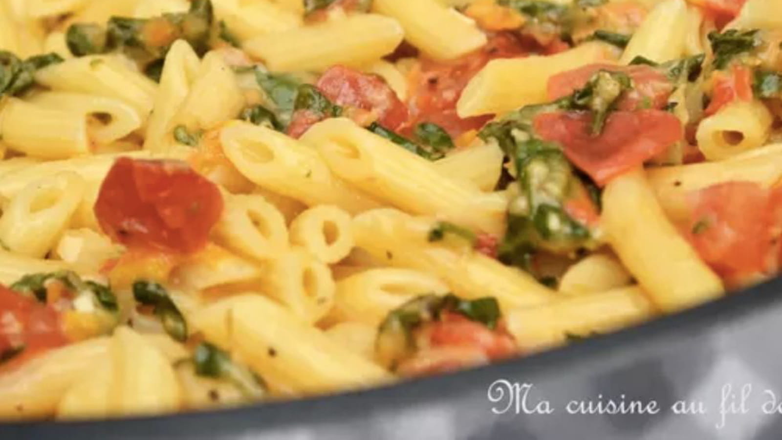 One pan pasta de minis pennes aux tomates, roquette et mozzarella
