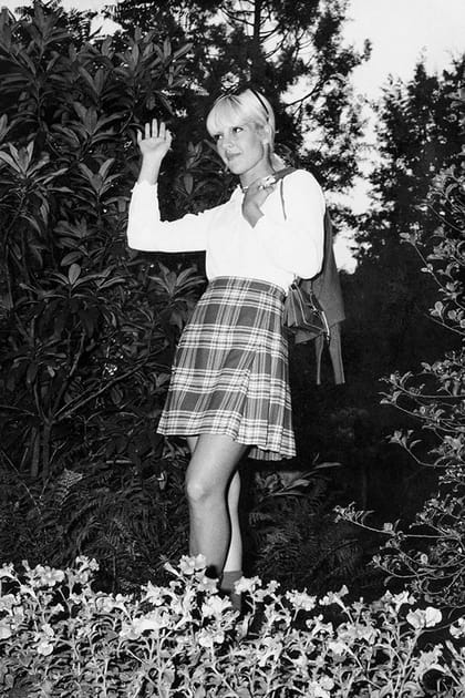 Sylvie Vartan en jupe écossaise et chemise blanche