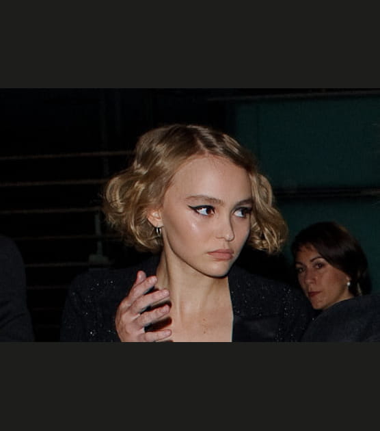 Le carr&eacute; court boucl&eacute; de Lily-Rose Depp