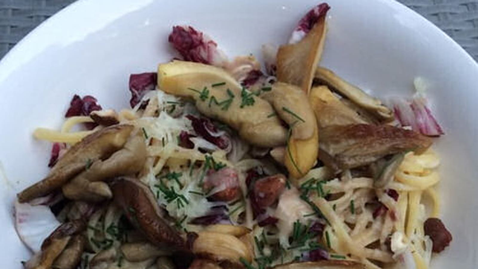 Tagliatelles aux girolles et sauce à la trévise