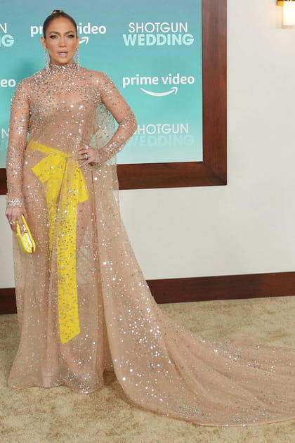 Jennifer Lopez en robe transparente beige Valentino