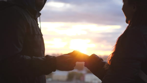 Couple heureux coucher de soleil