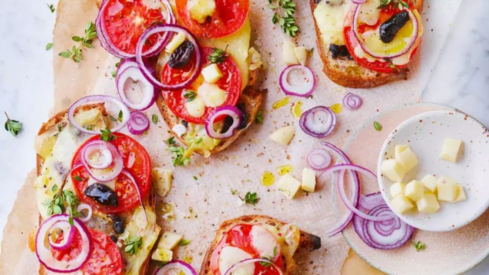 Tartines tomates, olives et Saint Nectaire