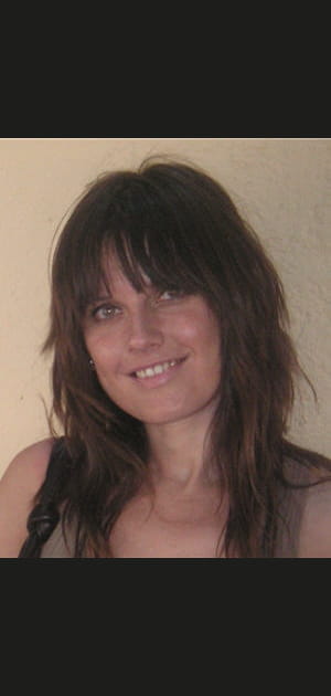 Un fard prune pour intensifier le regard de Sandra