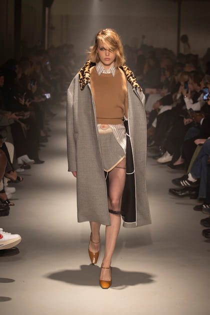Pull camel, jupe et manteau gris aper&ccedil;us sur le d&eacute;fil&eacute; N&deg;21