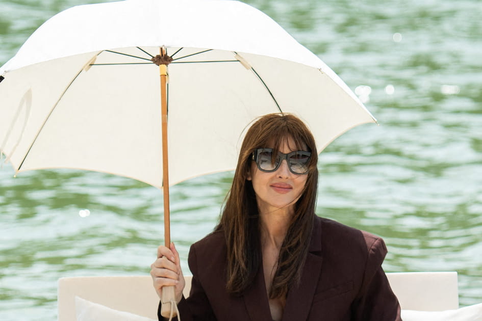 Monica Bellucci et son parapluie blanc