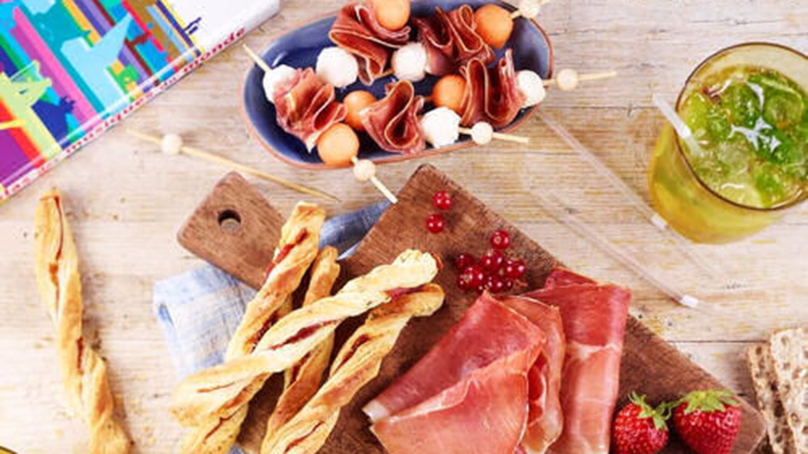 Torsades feuilletées au jambon sec et Brochettes de billes de melon, mozzarella et jambon sec
