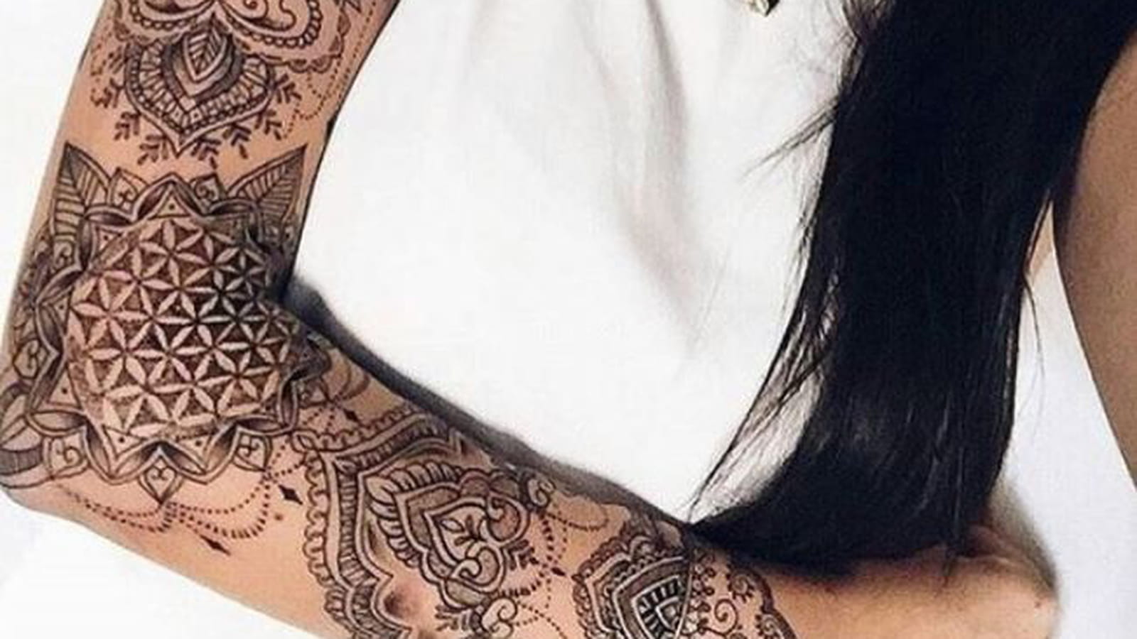 Tatouage mandala le long du bras