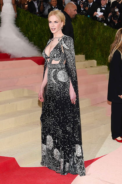 Nicole Kidman en robe bicolore brodée et cape assortie