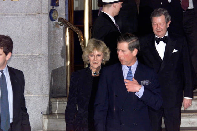 Le prince Charles et Camilla quittent le Ritz à Londres ensemble en 1999