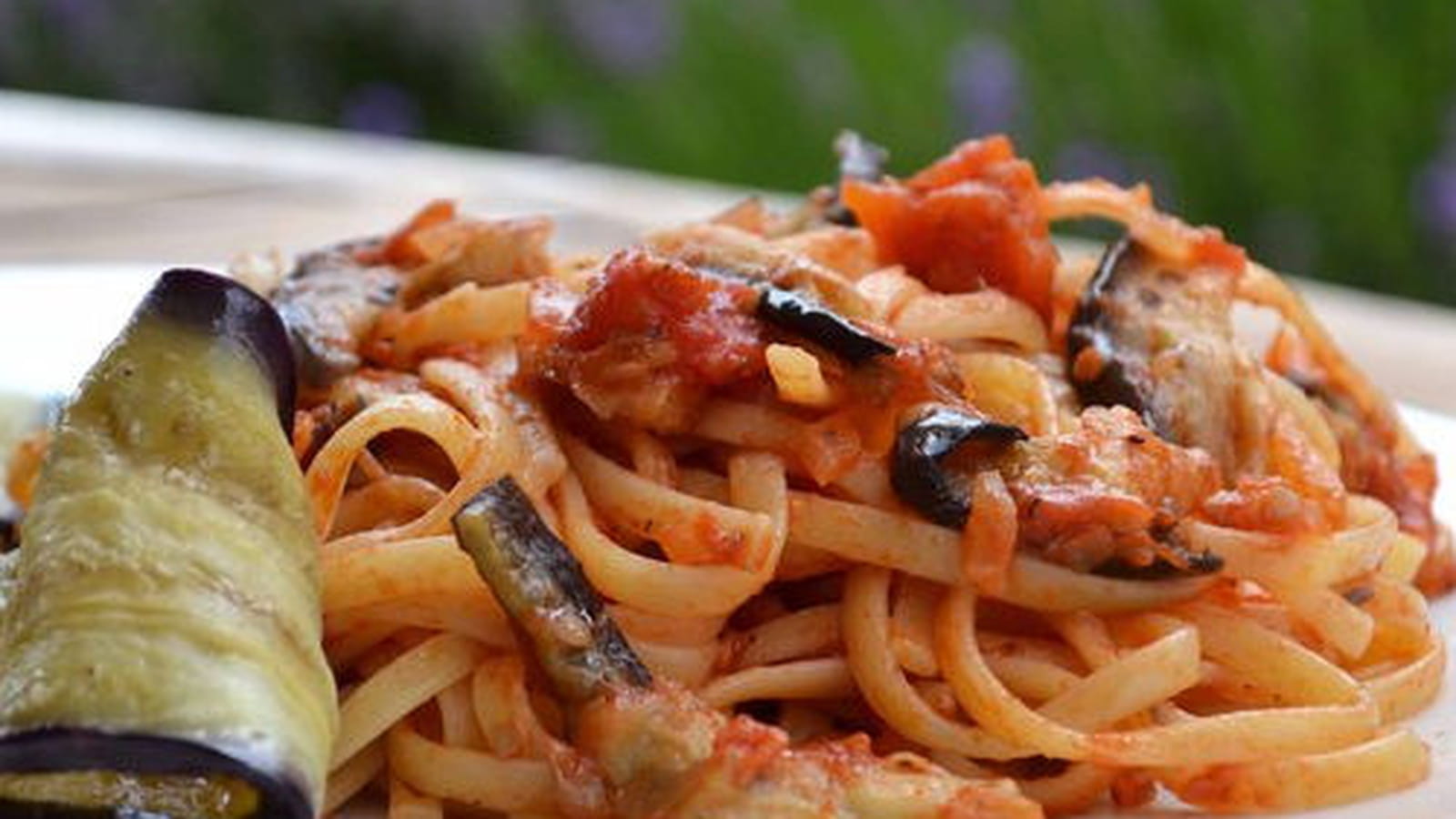 Pâtes linguine aux aubergines grillées à la norma