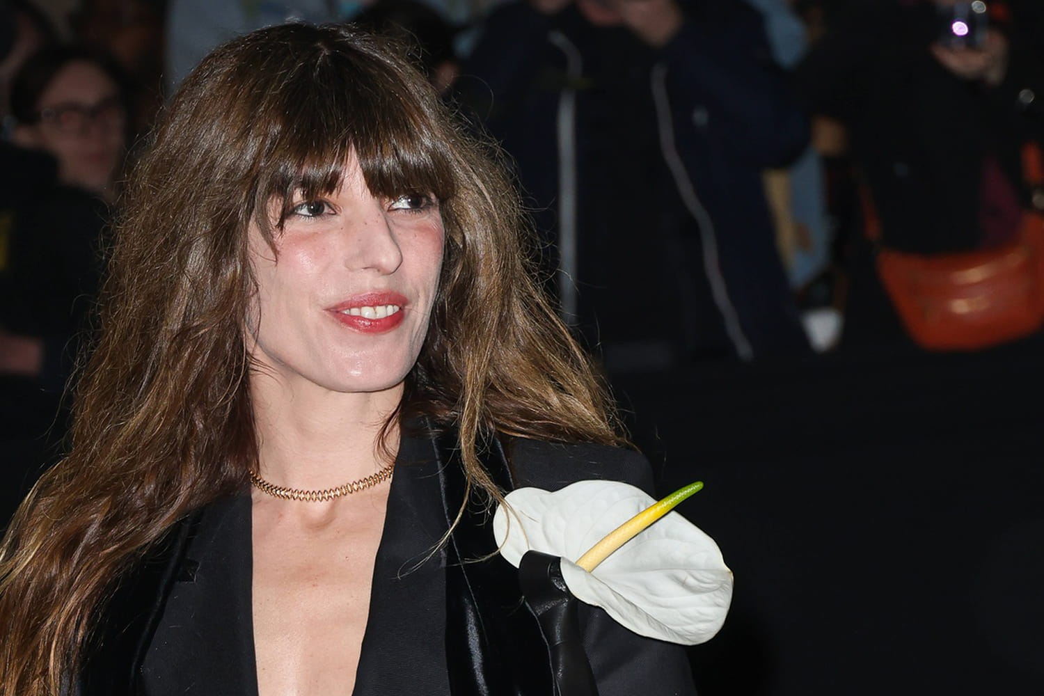 At 43, Lou Doillon turns into a sexy biker by associating leather with an unexpected and ultra feminine room