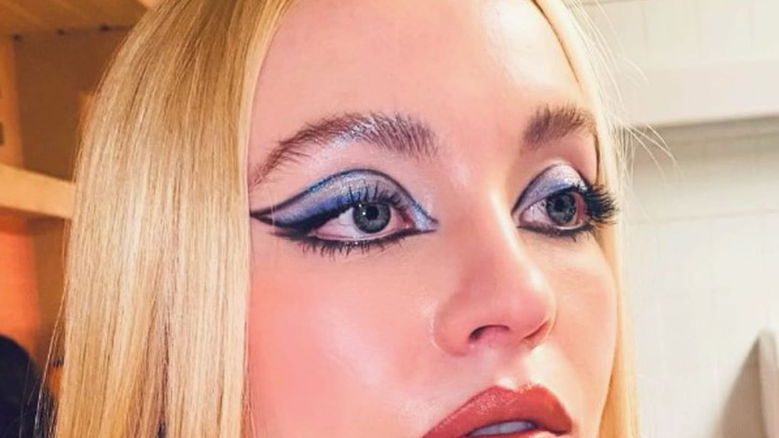 Sydney Sweeney et son eyeliner bleu graphique