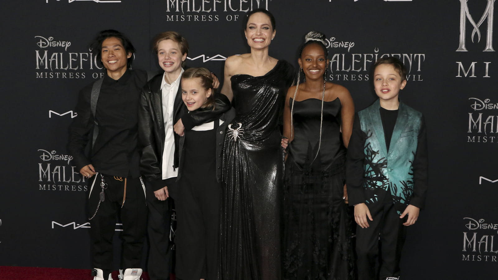 Pax Jolie-Pitt, Shiloh Jolie-Pitt, Vivienne Jolie-Pitt, Angelina Jolie,  Zahara Jolie-Pitt et Knox Jolie-Pitt