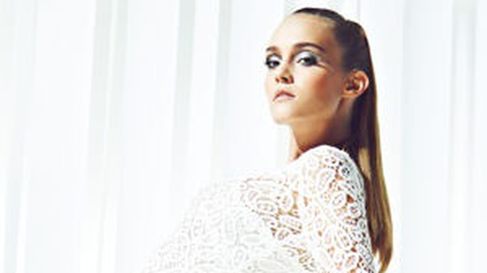 Robe blanche en guipure des 3 Suisses