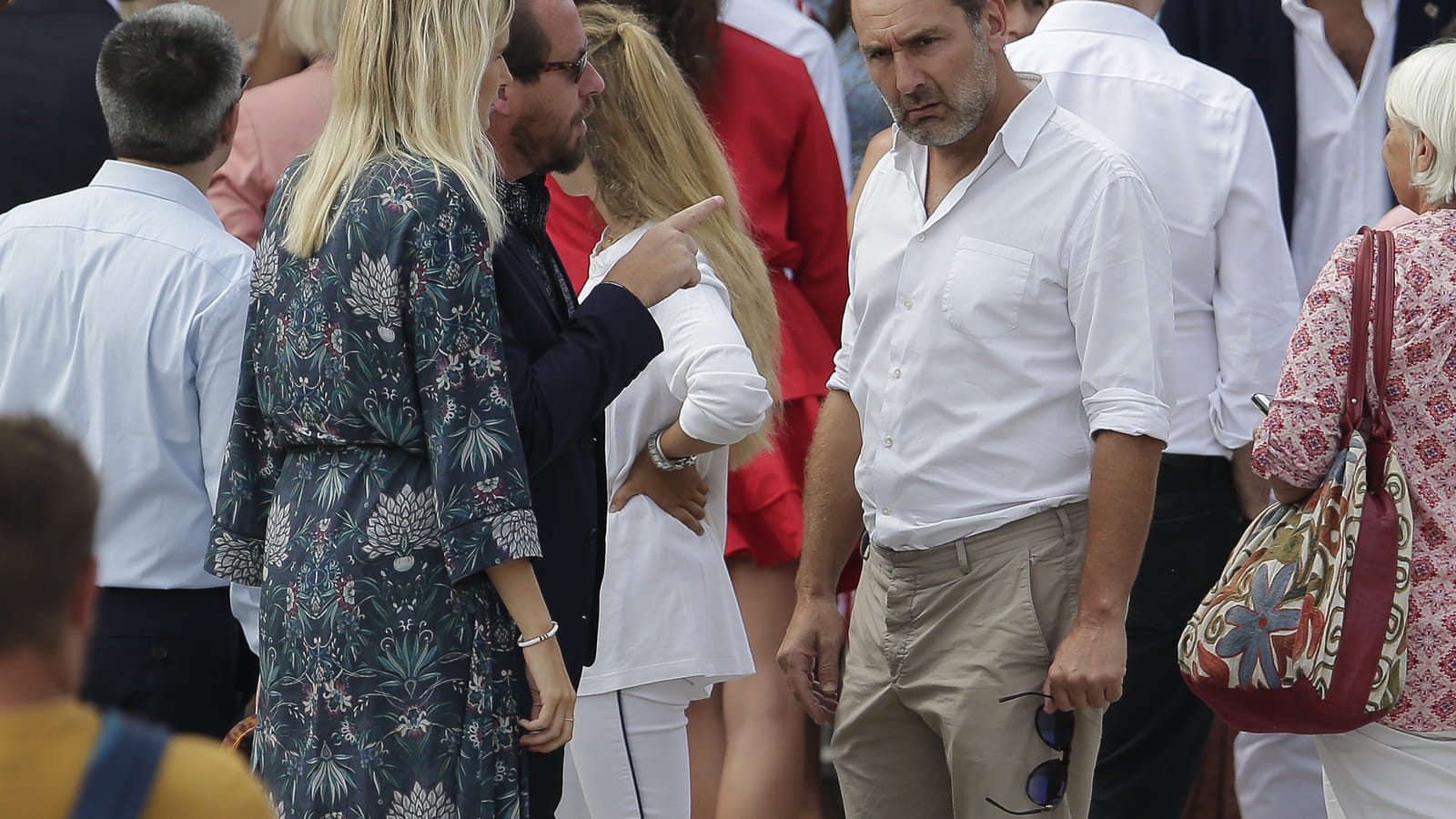 Gilles Lellouche en pleine discussion