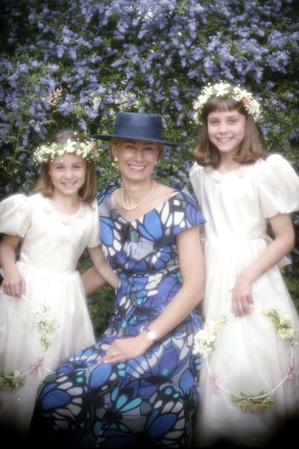 Frêle demoiselle d'honneur à 10 ans