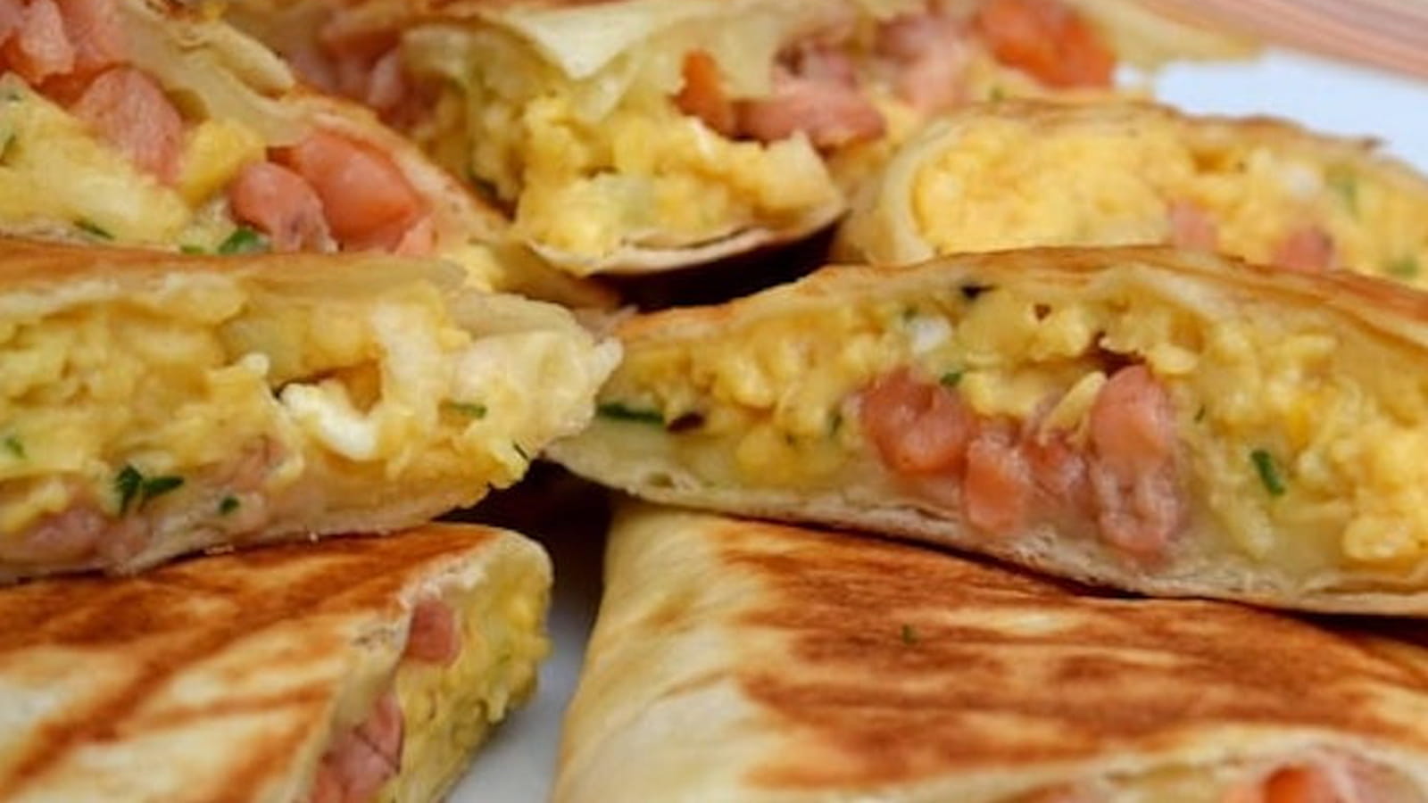Quesadillas aux oeufs brouillés, saumon fumé et crevettes grises