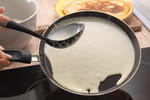 Les pros de la crêpe font tous ce simple geste pour obtenir une pâte sans grumeaux
