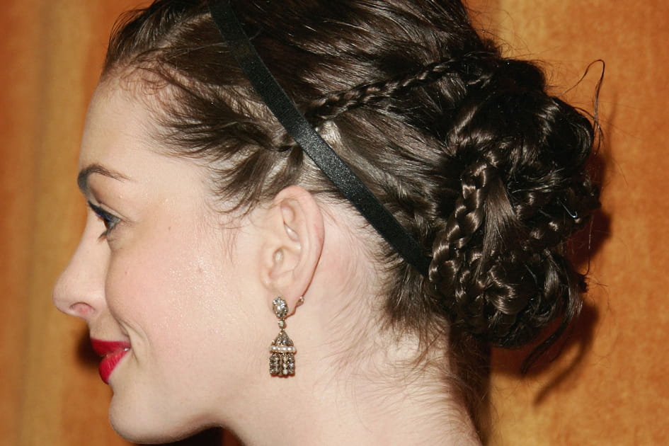 Le chignon tress&eacute; d'Anne Hathaway
