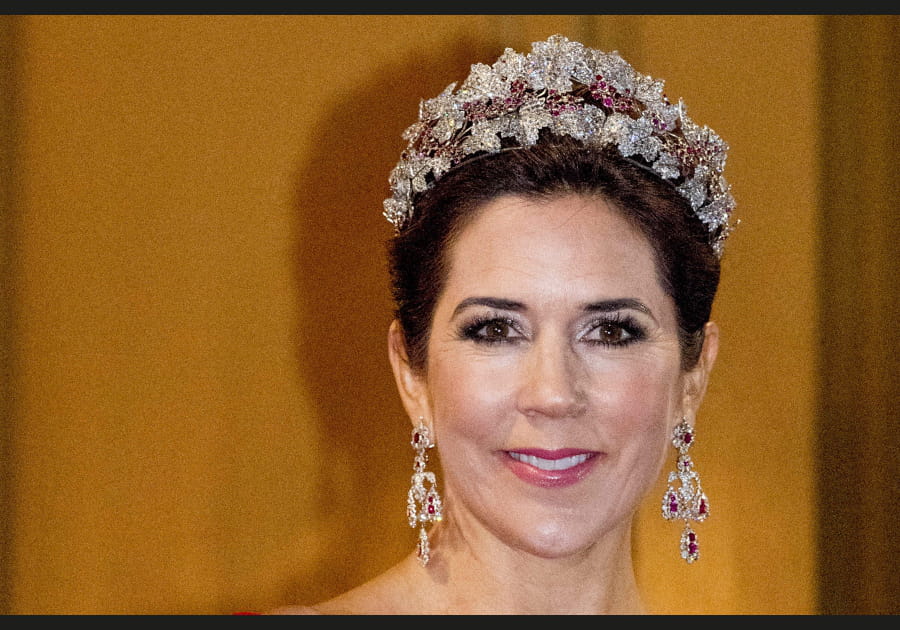 Mary de Danemark, distingu&eacute;e avec son regard argent&eacute;