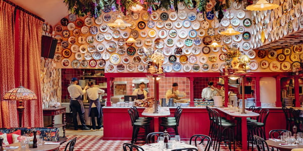 mur-d-assiettes-restaurant-carmelo-lyon-big-mamma