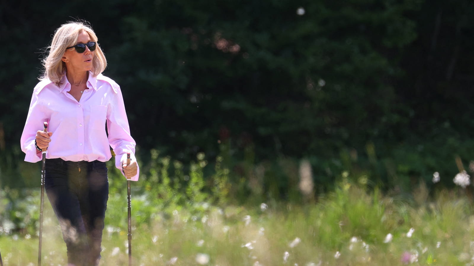 Brigitte Macron, dans la nature