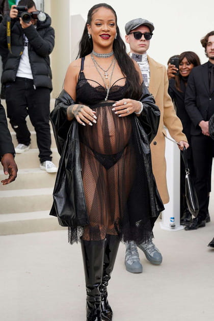 Rihanna en nuisette transparente en résille et string en dentelle Dior