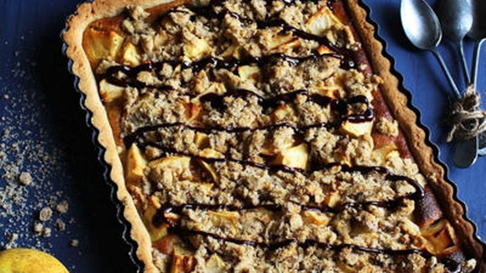 Tarte aux pommes, crème amandine au caramel, crumble de noisettes