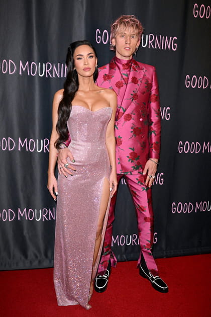 Megan Fox et Machine Gun Kelly en robe corset rose brillante et en ensemble rose &agrave; fleurs