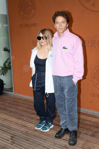 Rapha&euml;l en polo rose et M&eacute;lanie Thierry en pantalon cargo et chemise blanche