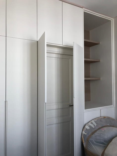 Apr&egrave;s&nbsp;: une porte cach&eacute;e dans le placard