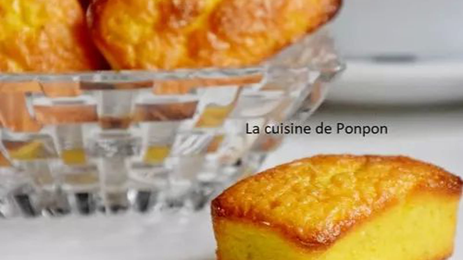 Petit moelleux à la noix de coco et confiture de rhubarbe, sans farine, sans beurre