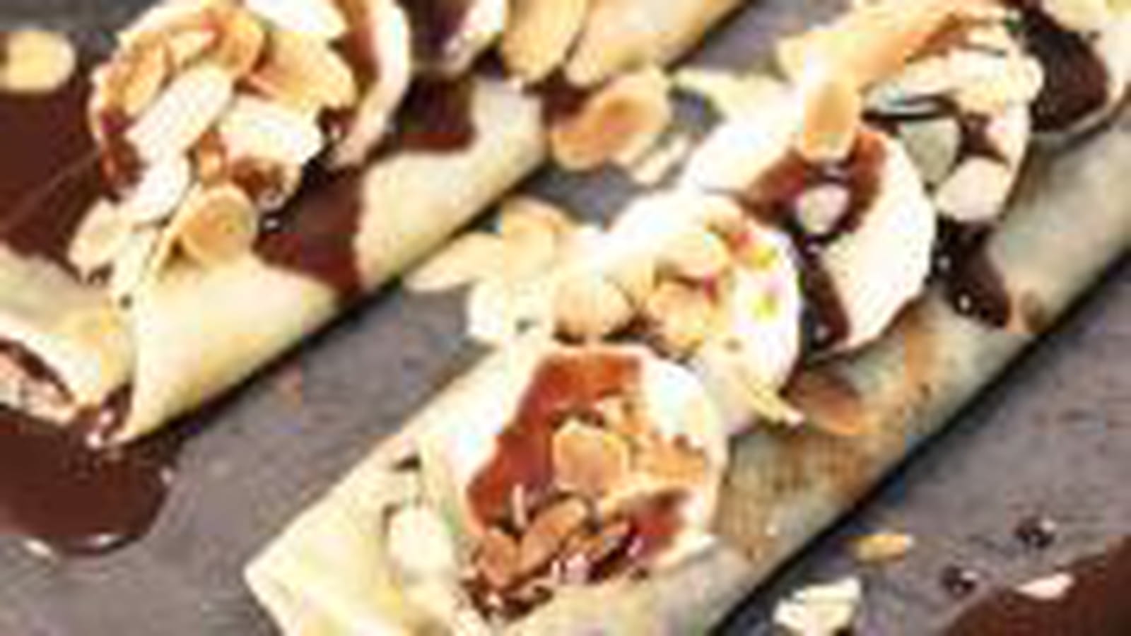 Crêpes sauce chocolat, bananes et amandes effilées