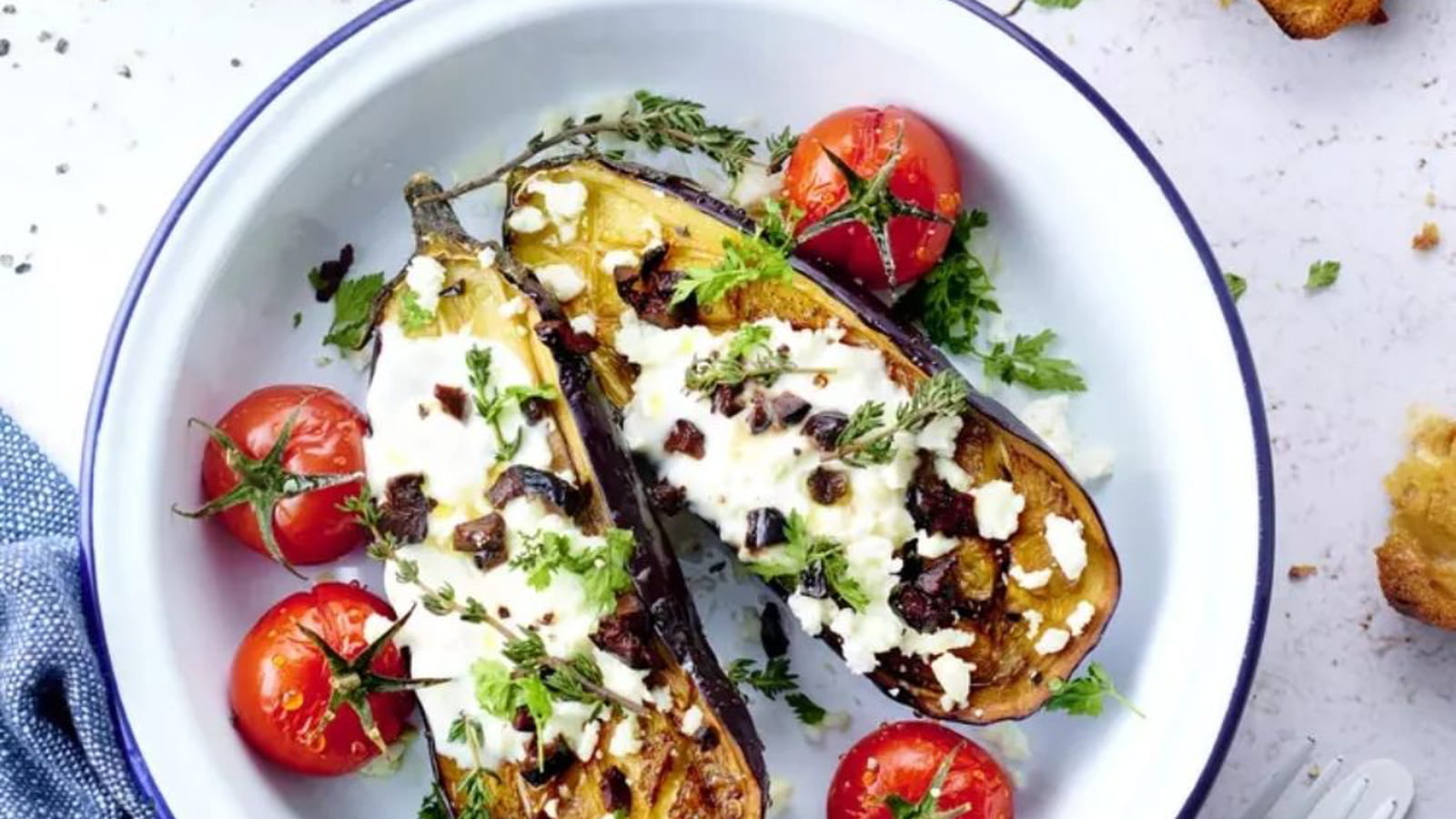 Aubergines rôties aux olives noires, yaourt grec et féta
