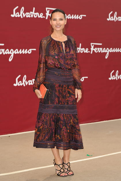 Virginie Ledoyen en robe noir et rouge imprim&eacute;e