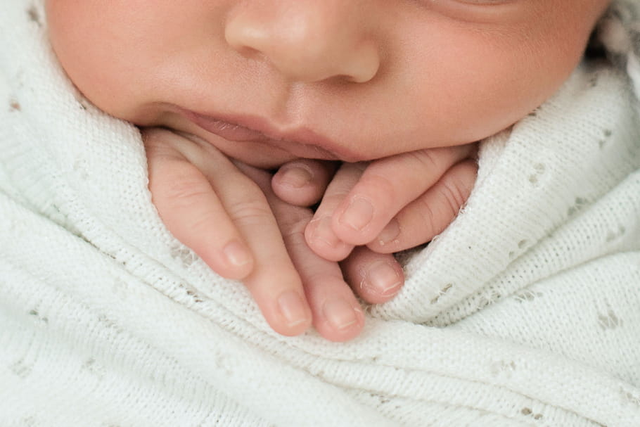 Couper les ongles de bébé : comment, à quel âge ?