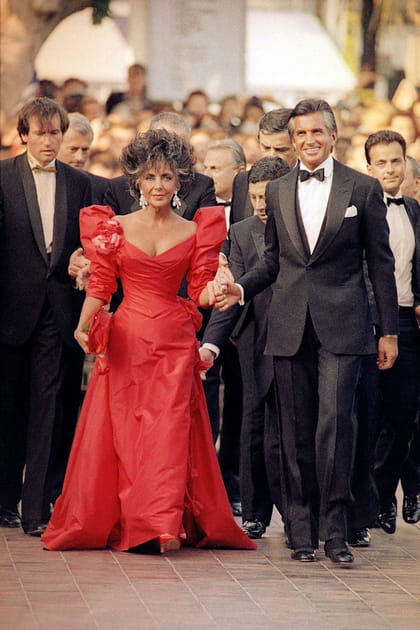 Elizabeth Taylor en robe rouge à épaules bouffantes