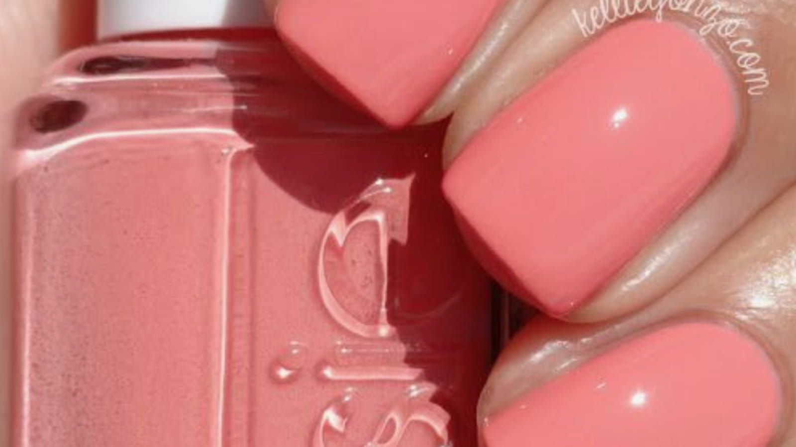 Des ongles rose corail