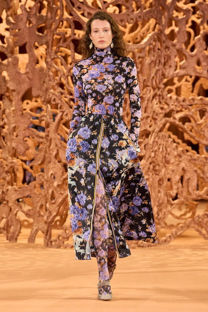 Jupe fendue et top &agrave; fleurs aper&ccedil;us sur le d&eacute;fil&eacute; Ulla Johnson