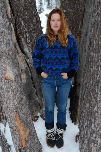 Julia Piaton en pull bleu jacquard et jean skinny