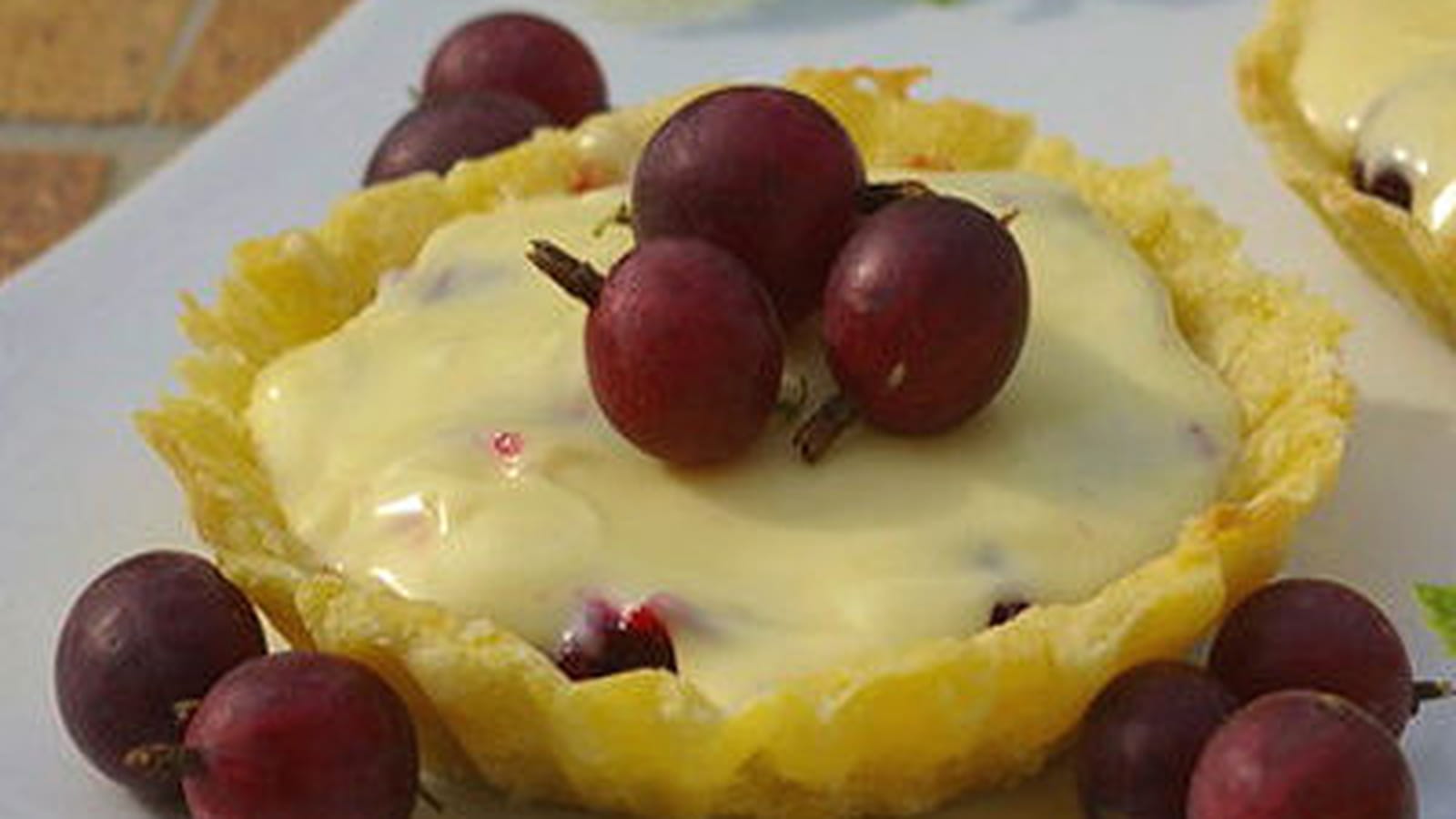  Tartelettes, compotée de groseilles à maquereau et mousse au chocolat