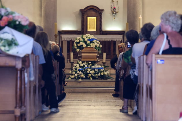 Le cercueil de Philippe Bouvard tr&ocirc;ne au sein de l'&eacute;glise