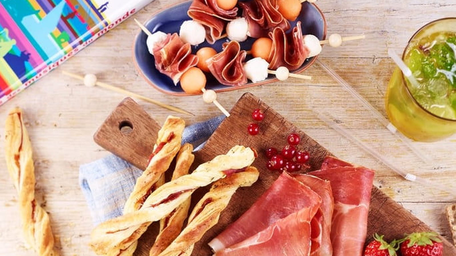 Torsades feuilletées au jambon sec et Brochettes de billes de melon, mozzarella et jambon sec